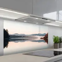 KitchenYeah Spatscherm 120x60 cm - Zelfklevende achterwand Water - Bomen - Mistlaag - Keuken muurbeschermer - Spatwand fornuis