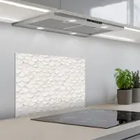 KitchenYeah Spatscherm 60x45 cm - Zelfklevende achterwand Schubben - Wit - Elegant - Keuken muurbeschermer - Spatwand fornuis