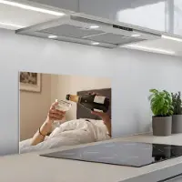 KitchenYeah Spatscherm 60x40 cm - Zelfklevende achterwand Champagne - Bed - Bubbels - Keuken muurbeschermer - Spatwand fornuis