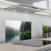 KitchenYeah Spatscherm 60x40 cm - Zelfklevende achterwand Bergen - Meer - Bos - Keuken muurbeschermer - Spatwand fornuis