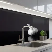 KitchenYeah Keuken achterwand 100x60 cm - Spatscherm zelfklevend Knoflook - Zwart - Wit - Muurbeschermer - Spatwand fornuis
