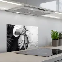 KitchenYeah Spatscherm 60x40 cm - Zelfklevende achterwand Vissen - Chef - Zwart - Wit - Keuken muurbeschermer - Spatwand fornuis