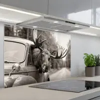 KitchenYeah Spatscherm 90x60 cm - Zelfklevende achterwand Eland - Auto - Gewei - Zwart - Wit - Keuken muurbeschermer - Spatwand fornuis