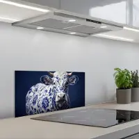 KitchenYeah Spatscherm 60x30 cm - Zelfklevende achterwand Koe - Delfts - Blauw - Artistiek - Keuken muurbeschermer - Spatwand fornuis