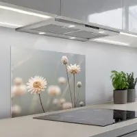 KitchenYeah Spatscherm 70x50 cm - Zelfklevende achterwand Strobloemen - Wit - Daglicht - Keuken muurbeschermer - Spatwand fornuis