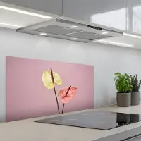 KitchenYeah Spatscherm 80x40 cm - Zelfklevende achterwand Bloemen - Anthuriums - Geel - Roze - Keuken muurbeschermer - Spatwand fornuis