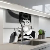 KitchenYeah Keuken achterwand 100x80 cm - Spatscherm zelfklevend Portret - Thee - Vrouw - Muurbeschermer - Spatwand fornuis