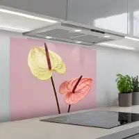 KitchenYeah Spatscherm 90x70 cm - Zelfklevende achterwand Bloemen - Anthuriums - Geel - Roze - Keuken muurbeschermer - Spatwand fornuis