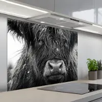 KitchenYeah Spatscherm 100x75 cm - Zelfklevende achterwand Schotse hooglander - Zwart - Wit - Sneeuwvlokken - Keuken muurbeschermer - Spatwand fornuis