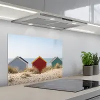 KitchenYeah Spatscherm 70x50 cm - Zelfklevende achterwand Strand - Huisjes - Kleurrijk - Duinen - Keuken muurbeschermer - Spatwand fornuis