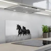 KitchenYeah Spatscherm 60x40 cm - Zelfklevende achterwand Paarden - Gras - Zwart - Wit - Keuken muurbeschermer - Spatwand fornuis