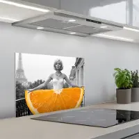 KitchenYeah Spatscherm 60x45 cm - Zelfklevende achterwand Sinaasappel - Eiffeltoren - Vrouw - Keuken muurbeschermer - Spatwand fornuis
