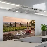 KitchenYeah Spatscherm 100x50 cm - Zelfklevende achterwand Wijn - Glazen - Druiven - Wijngaard - Keuken muurbeschermer - Spatwand fornuis