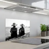 KitchenYeah Spatscherm 60x45 cm - Zelfklevende achterwand Vrouwen - Zonnehoed - Strand - Zwart - Wit - Keuken muurbeschermer - Spatwand fornuis