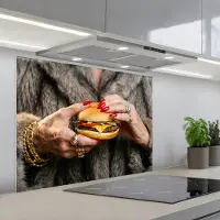 KitchenYeah Spatscherm 80x60 cm - Zelfklevende achterwand Vrouw - Hamburger - Bontjas - Keuken muurbeschermer - Spatwand fornuis