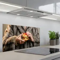 KitchenYeah Spatscherm 80x40 cm - Zelfklevende achterwand Vrouw - Hamburger - Bontjas - Keuken muurbeschermer - Spatwand fornuis