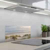 KitchenYeah Spatscherm 70x30 cm - Zelfklevende achterwand Zandstrand - Bewolkt - Duinen - Keuken muurbeschermer - Spatwand fornuis