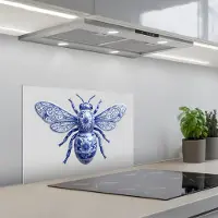KitchenYeah Spatscherm 60x40 cm - Zelfklevende achterwand Bij - Modern - Delfts - Blauw - Keuken muurbeschermer - Spatwand fornuis