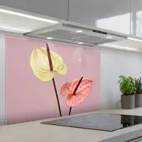 KitchenYeah Spatscherm 80x55 cm - Zelfklevende achterwand Bloemen - Anthuriums - Geel - Roze - Keuken muurbeschermer - Spatwand fornuis