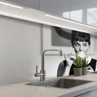 KitchenYeah Keuken achterwand 150x60 cm - Spatscherm zelfklevend Portret - Thee - Vrouw - Muurbeschermer - Spatwand fornuis