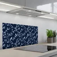 KitchenYeah Spatscherm 80x40 cm - Zelfklevende achterwand Grafisch - Bloesemtak - Blauw - Keuken muurbeschermer - Spatwand fornuis