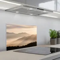 KitchenYeah Spatscherm 60x40 cm - Zelfklevende achterwand Bergen - Mist - Zonnestralen - Keuken muurbeschermer - Spatwand fornuis