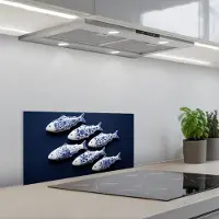 KitchenYeah Spatscherm 70x30 cm - Zelfklevende achterwand Vissen - Delfts - Blauw - Keramiek - Keuken muurbeschermer - Spatwand fornuis