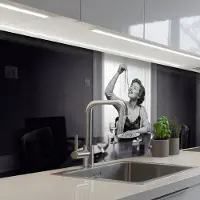 KitchenYeah Keuken achterwand 200x60 cm - Spatscherm zelfklevend Vrouw - Spaghetti - Zwart - Wit - Muurbeschermer - Spatwand fornuis