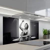 KitchenYeah Spatscherm 120x60 cm - Zelfklevende achterwand Vrouw - Spaghetti - Zwart - Wit - Keuken muurbeschermer - Spatwand fornuis