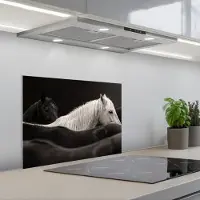 KitchenYeah Spatscherm 60x45 cm - Zelfklevende achterwand Paarden - Zwart - Wit - Kudde - Keuken muurbeschermer - Spatwand fornuis