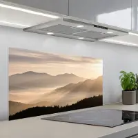 KitchenYeah Spatscherm 100x50 cm - Zelfklevende achterwand Bergen - Mist - Zonnestralen - Keuken muurbeschermer - Spatwand fornuis