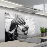 KitchenYeah Spatscherm 100x65 cm - Zelfklevende achterwand Tomaten - Chef - Zwart - Wit - Keuken muurbeschermer - Spatwand fornuis