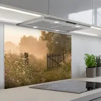 KitchenYeah Spatscherm 80x55 cm - Zelfklevende achterwand Hek - Natuur - Mist - Veld - Keuken muurbeschermer - Spatwand fornuis