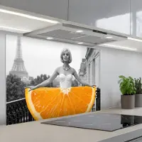 KitchenYeah Spatscherm 80x55 cm - Zelfklevende achterwand Sinaasappel - Eiffeltoren - Vrouw - Keuken muurbeschermer - Spatwand fornuis
