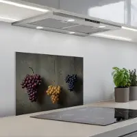 KitchenYeah Spatscherm 60x45 cm - Zelfklevende achterwand Druiven - Kleurrijk - Muur - Keuken muurbeschermer - Spatwand fornuis