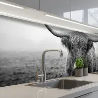KitchenYeah Keuken achterwand 200x60 cm - Spatscherm zelfklevend Schotse hooglander - Zwart - Wit - Gras - Muurbeschermer - Spatwand fornuis