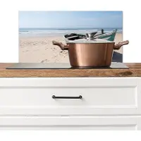 KitchenYeah Spatscherm keuken 60x30 cm - Kookplaat achterwand Boot - Zandstrand - Zee - Muurbeschermer - Spatwand fornuis - Hoogwaardig aluminium