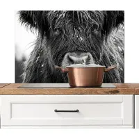 KitchenYeah Spatscherm keuken 90x60 cm - Kookplaat achterwand Schotse hooglander - Zwart - Wit - Sneeuwvlokken - Muurbeschermer - Spatwand fornuis - Hoogwaardig aluminium