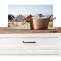 KitchenYeah Spatscherm keuken 70x30 cm - Kookplaat achterwand Strand - Huisjes - Kleurrijk - Duinen - Muurbeschermer - Spatwand fornuis - Hoogwaardig aluminium