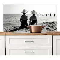 KitchenYeah Spatscherm keuken 120x60 cm - Kookplaat achterwand Vrouwen - Zonnehoed - Strand - Zwart - Wit - Muurbeschermer - Spatwand fornuis - Hoogwaardig aluminium