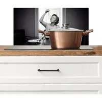 KitchenYeah Spatscherm keuken 60x30 cm - Kookplaat achterwand Vrouw - Spaghetti - Zwart - Wit - Muurbeschermer - Spatwand fornuis - Hoogwaardig aluminium