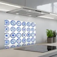 KitchenYeah Spatscherm 70x55 cm - Zelfklevende achterwand Borden - Bloemen - Patroon - Blauw - Keuken muurbeschermer - Spatwand fornuis