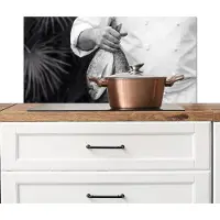 KitchenYeah Spatscherm keuken 80x40 cm - Kookplaat achterwand Vissen - Chef - Zwart - Wit - Muurbeschermer - Spatwand fornuis - Hoogwaardig aluminium
