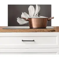 KitchenYeah Spatscherm keuken 70x30 cm - Kookplaat achterwand Bloem - Minimalistisch - Zwart - Wit - Muurbeschermer - Spatwand fornuis - Hoogwaardig aluminium