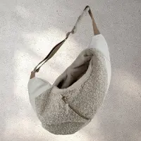 BABOO Luxe Draagzak Hond - Curl Ecru - Puppy Draagzak - Honden Draagzak - Ergonomische Hondentas - Handgemaakt - Draagtas Hond - Honden Draagtas - Honden Draagzak - Maat M = tot 7,5 kg
