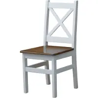 Koma Tools Een witte kruisframe stoel, gemaakt van massief grenenhout, met een zitvlak in de kleur eiken