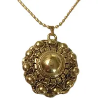 Zeeuws Meisje Zeeuwse bolle knop 3 cm doorsnede, verguld met laagje echt goud. Met lange en korte vergulde bolletjesketting en verlengkettinkje