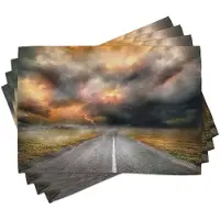 Abakuhaus Natuur-placemats, stofachtige stormwolken en donder boven de landweg in het veld – tafeldecoratie van kleurvaste stof voor eetkamer en keuken, oranje-grijs