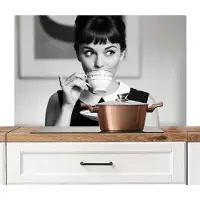 KitchenYeah Spatscherm keuken 100x65 cm - Kookplaat achterwand Portret - Thee - Vrouw - Muurbeschermer - Spatwand fornuis - Hoogwaardig aluminium