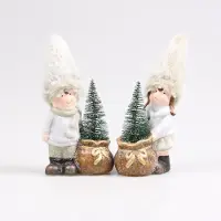Season Inspired Decoration Jongen Of Meisje Met Kerstboom LED Groen Wit wit Aardewerk Season Inspired